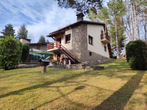 una casa con un gran patio delante de ella en Can Nitu, en Camprodon