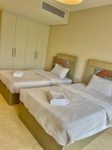 - 2 lits installés l'un à côté de l'autre dans une chambre dans l'établissement Mangrove m3-1b-02, à Hurghada