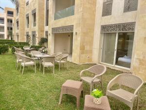 une rangée de tables et de chaises devant un bâtiment dans l'établissement Mangrove m3-1b-02, à Hurghada
