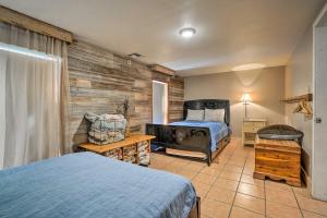 een slaapkamer met 2 bedden in een kamer met houten wanden bij Waterfront Guadalupe River Lodge Home with Dock! in Seguin