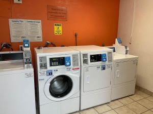 lavadero con lavadora y secadora en Studio 6 Springfield VA Washington DC Southwest, en Springfield