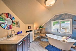 een grote badkamer met een bad en een wastafel bij Seattle Vacation Rental - Balcony, Near Parks! in Seattle