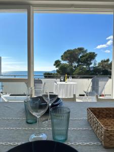 a table with two wine glasses and a view of the ocean at La Terrazza sul Mare in Zoagli