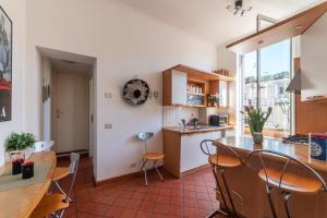 een keuken en eetkamer met een tafel en stoelen bij Spanish Steps Corner in Rome