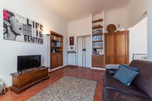 een woonkamer met een bank en een flatscreen-tv bij Spanish Steps Corner in Rome