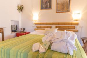 een hotelkamer met een bed met handdoeken erop bij Agriturismo Cappellese in Castelnuovo della Misericordia