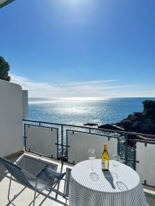 einen weißen Tisch und Stühle auf einem Balkon mit Meerblick in der Unterkunft La Terrazza sul Mare in Zoagli