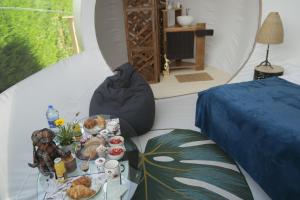 a table with food on it in a tent at Ecolieu BnBubble Drincham by BubbleTree BBT SARL in Drincham