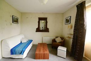 1 dormitorio con 1 cama, 1 mesa y 1 silla en La ferme du Chant de Cailloux, en Die
