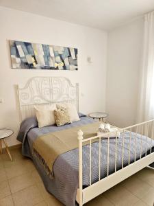 sypialnia z łóżkiem z białą ramą w obiekcie Apartamento Exclusivo en Sevilla w Sewilli