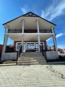 een gebouw met een trap en een balkon. bij Shamakhi Villa in Şamaxı