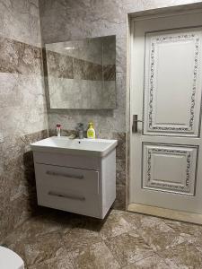 baño con lavabo y espejo junto a una puerta en Shamakhi Villa en Şamaxı
