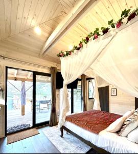 een slaapkamer met een groot bed met een baldakijn bij Berry Séjours in Malicornay