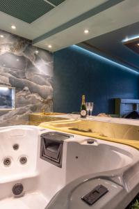 Un baño con bañera y lavabo. en Mischief Liverpool, en Liverpool