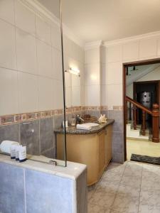 uma casa de banho com um lavatório e um espelho em Villa 17 Luisa by the Sea em Margão