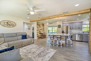 sala de estar con sofá y cocina en Merritt Island Getaway - 8 Mi to Cocoa Beach!, en Merritt Island