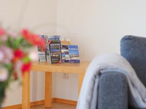 un piccolo tavolo in legno con sopra dei libri di Ferienwohnung "Sonnenblick" a Ahlbeck