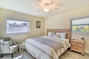 1 dormitorio con 1 cama y ventilador de techo en Merritt Island Getaway - 8 Mi to Cocoa Beach! en Merritt Island