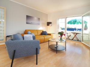 sala de estar con sofá y mesa en Ferienwohnung "Sonnenblick" en Ahlbeck