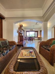 ein Wohnzimmer mit 2 Sofas und einem Tisch in der Unterkunft Villa 17 Luisa by the Sea in Margao