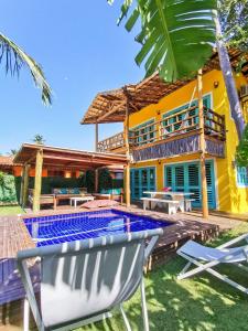 una villa con piscina y una casa en La Villa Tropicale linda casa pertinho do mar !, en Icaraí