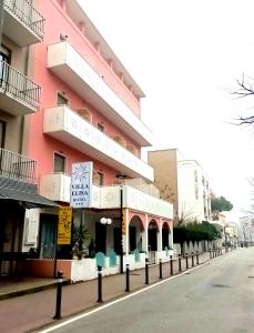 リミニにあるHOTEL VILLA ELISAの通路側のピンクの建物