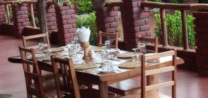 Restoran ili neka druga zalogajnica u objektu Karatu safari camp Lodge