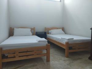 twee bedden naast elkaar in een kamer bij Apartamento el mirador in Melgar