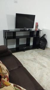 een woonkamer met een bank en een flatscreen-tv bij Apartamento el mirador in Melgar