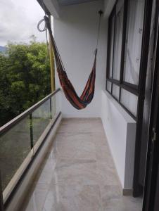 een hangmat aan de zijkant van een gebouw bij Apartamento el mirador in Melgar
