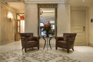 A seating area at Taxim Lounge Hotel Special Category