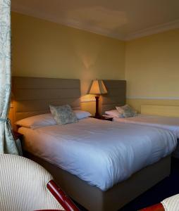 Letto o letti in una camera di Reddans of Bettystown Luxury Bed & Breakfast, Restaurant and Bar