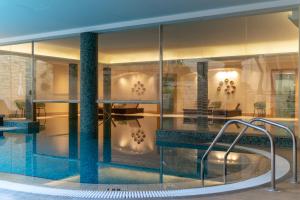 Bazén v ubytování Aphrodite Hills Hotel nebo v jeho okolí
