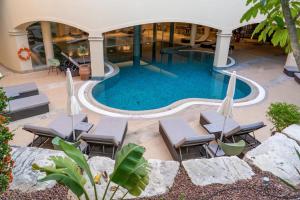 Bazén v ubytování Aphrodite Hills Hotel nebo v jeho okolí