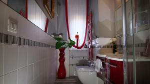A bathroom at Квартира люкс в Милане (Appartamento di lusso a Milano)