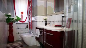 A bathroom at Квартира люкс в Милане (Appartamento di lusso a Milano) Még 36 kép