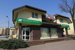 un edificio con un cartel para un restaurante de comida rápida en Hostel Zambrow, en Zambrów