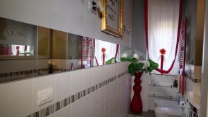 A bathroom at Квартира люкс в Милане (Appartamento di lusso a Milano)
