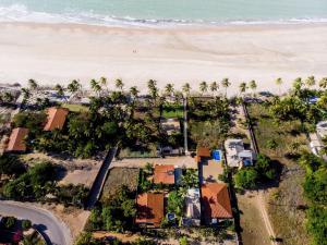 an aerial view of a beach with palm trees and houses at La Villa Tropicale linda casa pertinho do mar ! in Icaraí