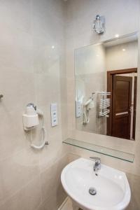 贊布魯夫的住宿－Hostel Zambrow，一间带水槽和镜子的浴室