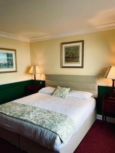 Letto o letti in una camera di Reddans of Bettystown Luxury Bed & Breakfast, Restaurant and Bar