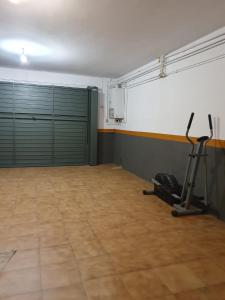 Posilňovňa alebo fitness centrum v ubytovaní RACÓ DEL GARRAF Ca la Matilde house BBQ and POOL