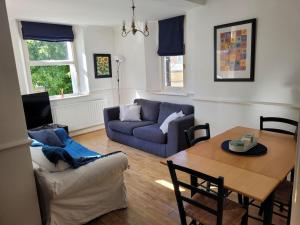a living room with a table and a couch at Lovely 2 Double Bed Aptmnt in Historic Greenwich in London
