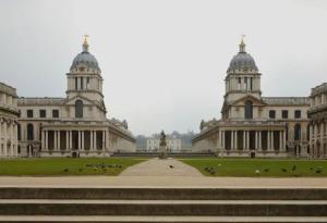 un gran edificio con una fuente frente a él en Lovely 2 Double Bed Aptmnt in Historic Greenwich en Londres