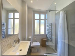 y baño con lavabo, aseo y ducha. en Nice 2 bedrooms Meynadier at 2 min Beach/Palais, en Cannes