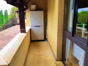 Un pasillo vacío con una puerta en un edificio. en Maison confortable avec piscine partagée à Saint-Genies., en Saint-Geniès