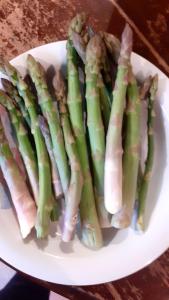 un mucchio di asparagi su un piatto su un tavolo di B&B La vecchia quercia Home Restaurant a Fornovo di Taro