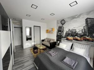 ein Schlafzimmer mit einem großen Bett und ein Wohnzimmer in der Unterkunft BRS22 Rooms in Győr