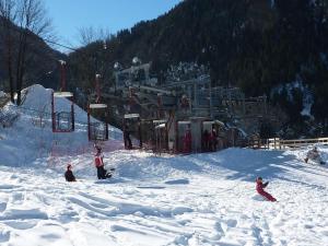 un grupo de personas en un remonte en la nieve en Chalet ferme Laiterie, en Peisey-Nancroix