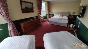 Letto o letti in una camera di Reddans of Bettystown Luxury Bed & Breakfast, Restaurant and Bar